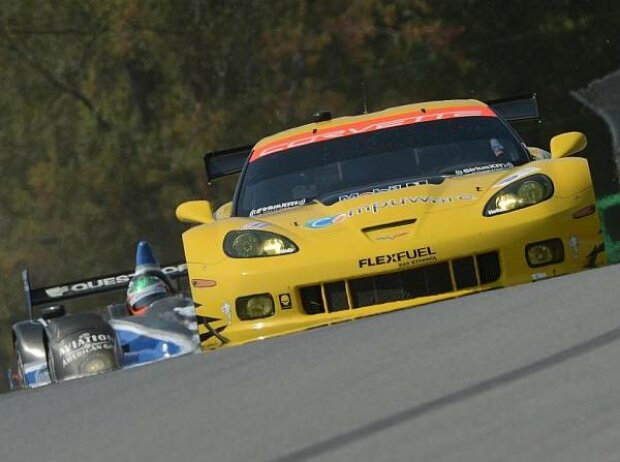 Eine Corvette der GT-Klasse vor dem Oreca des PR1-Teams Eine Corvette der GT-Klasse vor dem Oreca des PR1-Teams