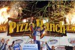 Elliott Sadler in der Victory Lane des Iowa Speedway