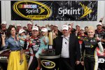 Jeff Gordon (Hendrick) mit Frau und Kinder in der Victory Lane