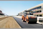 Komplettierung der ersten Schicht Asphalt des Circuit of The Americas in Austin (Texas/USA): Start- und Zielgerade