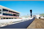 Komplettierung der ersten Schicht Asphalt des Circuit of The Americas in Austin (Texas/USA): Start- und Zielgerade