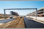 Komplettierung der ersten Schicht Asphalt des Circuit of The Americas in Austin (Texas/USA): Start- und Zielgerade mit Haupttribüne