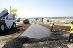 Komplettierung der ersten Schicht Asphalt des Circuit of The Americas in Austin (Texas/USA): Blick rückwärts aus der ersten Kurve