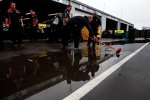 Die Hendrick-Crew von Jeff Gordon befreit die Boxengasse vom Regenwasser