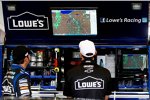 Jimmie Johnson und Crewchief Chad Knaus beobachten die Wetterlage rund um Watkins Glen