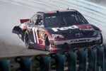 Der verbogene Gibbs-Toyota von Denny Hamlin nach dem Motorschaden von Patrick Long