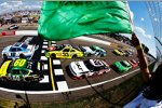 Start zum Zippo 200 mit Sam Hornish Jun. (Penske) und Carl Edwards (Roush) in Reihe eins