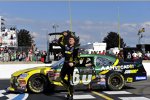 Carl Edwards (Roush) bejubelt seinen Sieg