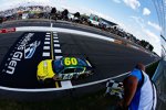 Carl Edwards (Roush) sieht die Karierte Flagge im Zippo 200 als Erster