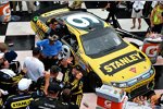 Marcos Ambrose und die Petty-Crew rund um "King" Richard in der Victory Lane