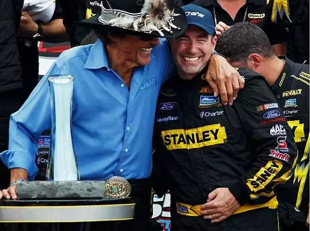 Marcos Ambrose und Richard Petty in der Victory Lane in Watkins Glen 2012 Titel-Bild zur News: Marcos Ambrose und Richard Petty in der Victory Lane in Watkins Glen 2012