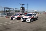 Der Honda Civic WTCC neben dem Straßenauto