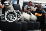 Pirelli-Reifen werden auf die Felgen montiert