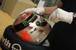 300. Grand Prix: Spezialhelm in Platin von Schuberth f?r Jubilar Michael Schumacher (Mercedes)