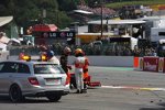 Romain Grosjean (Lotus) und Lewis Hamilton (McLaren) diskutieren.