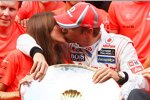 Jenson Button (McLaren) bekommt von seiner Freundin Jessi Michibata einen dicken Sieger-Kuss