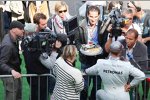 Michael Schumacher (Mercedes) erhielt von RTL nach dem Rennen zum großen Jubiläum eine leckere Torte
