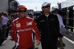 Fernando Alonso (Ferrari) und Pedro de la Rosa (HRT) 