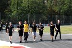Jerome D'Ambrosio und das Lotus-Team beim Track-Walk