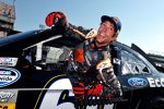 Travis Pastrana entsteigt seinem Roush-Ford nach der fünftschnellsten Runde im Nationwide-Qualifying