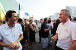 Pedro de la Rosa (HRT) und Martin Whitmarsh (Teamchef, McLaren) 