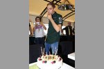 Witali Petrow (Caterham) bekommt eine Torte zum Geburtstag