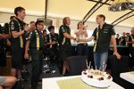 Witali Petrow (Caterham) bekommt eine Torte zum Geburtstag