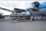Ein Lotus-LMP2 und ein Medical-Car beim Verladen