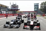 Pastor Maldonado (Williams) und Lewis Hamilton (McLaren) werden an ihren Startplatz geschoben