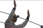 Lewis Hamilton (McLaren) lässt sich nach seinem Sieg in Monza feiern