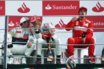 Entspannung nach dem Feiern: Sergio Perez (Sauber), Lewis Hamilton (McLaren) und Fernando Alonso (Ferrari) 