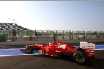 Ferrari-Testfahrer Jules Bianchi fährt beim Young-Driver-Test aus der Box