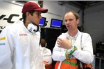 Rodolfo Gonzalez (Force India) im Gespräch mit einem Ingenieur