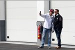 Begehrter Besucher: Force-India-Testfahrer Rodolfo Gonzalez schießt ein Erinnerungsfoto mit Michael Schumacher (Mercedes) 
