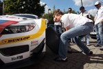 Dirk Werner (Schnitzer-BMW) beim Reifenwechsel am BMW Z4 GT3