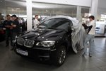 Dirk Werner und Bruno Spengler (Schnitzer-BMW) enthüllen einen Neuwagen