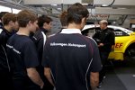 Mattias Ekström (Abt Sportsline) führt die VW-Scirocco-R-Cup-Piloten durch die Boxengasse