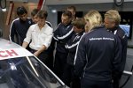 Adrien Tambay (Audi Sport Team Abt) führt die VW-Scirocco-R-Cup-Piloten durch die Boxengasse