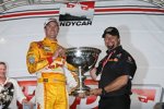 Ryan Hunter-Reay und Michael Andretti mit dem Astor Cup
