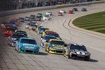 Start zum Geico 400 mit Jimmie Johnson (Hendrick) und Aric Almirola (Petty) an der Spitze