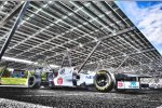 Auch der Formel-1-Bolide von Sauber macht unter dem Solar-Carport eine gute Figur