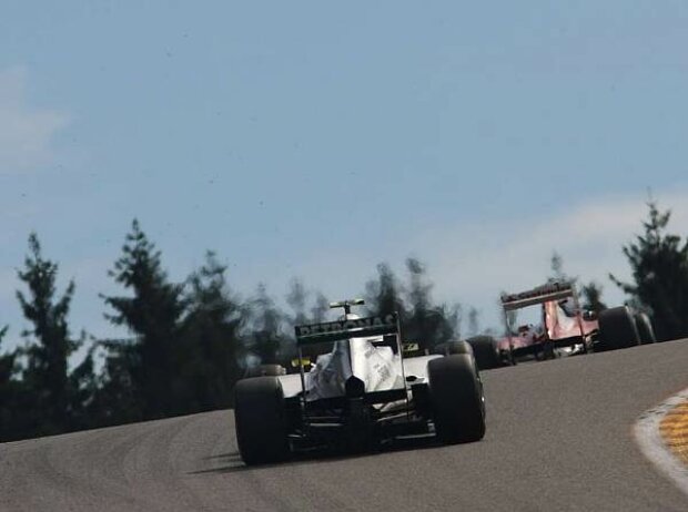 Titel-Bild zur News: Nico Rosberg hinter Felipe Massa
