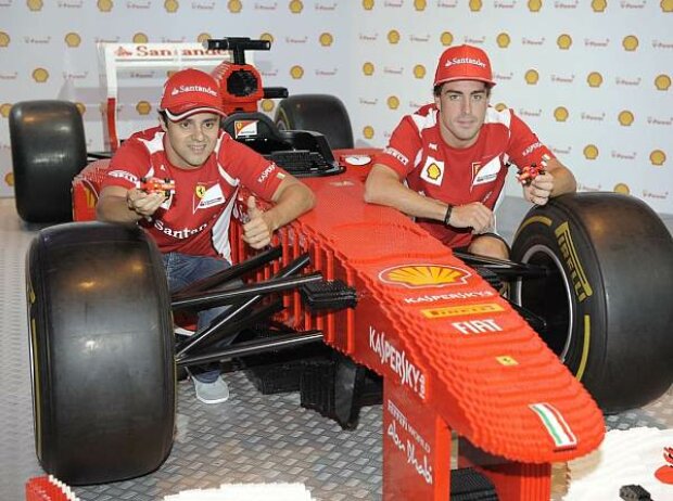 Titel-Bild zur News: Felipe Massa und Fernando Alonso mit dem Lego-Ferrari