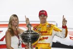 Ryan Hunter-Reay und Ehefrau Becky, die Schwester von Robby Gordon, mit dem Astor Cup