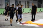 Sebastian Vettel (Red Bull) inspiziert die neuen Kerbs