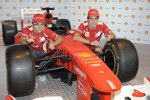 Fernando Alonso und Felipe Massa (Ferrari) anlässlich des 500. Grand Prix mit Sponsor Shell in einem Lego-Formel-1-