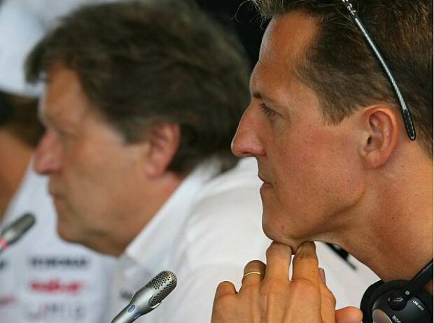 Titel-Bild zur News: Michael Schumacher, Norbert Haug (Mercedes-Motorsportchef)