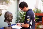 Mark Webber (Red Bull) trägt sich ins Kondolenzbuch für den verstorbenen Rennarzt Sid Watkins ein
