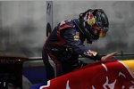 Sebastian Vettel (Red Bull) streichelt nach dem Sieg sein Auto