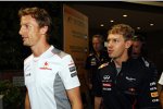 Jenson Button (McLaren) und Sebastian Vettel (Red Bull) nach der Unterredung bei FIA
